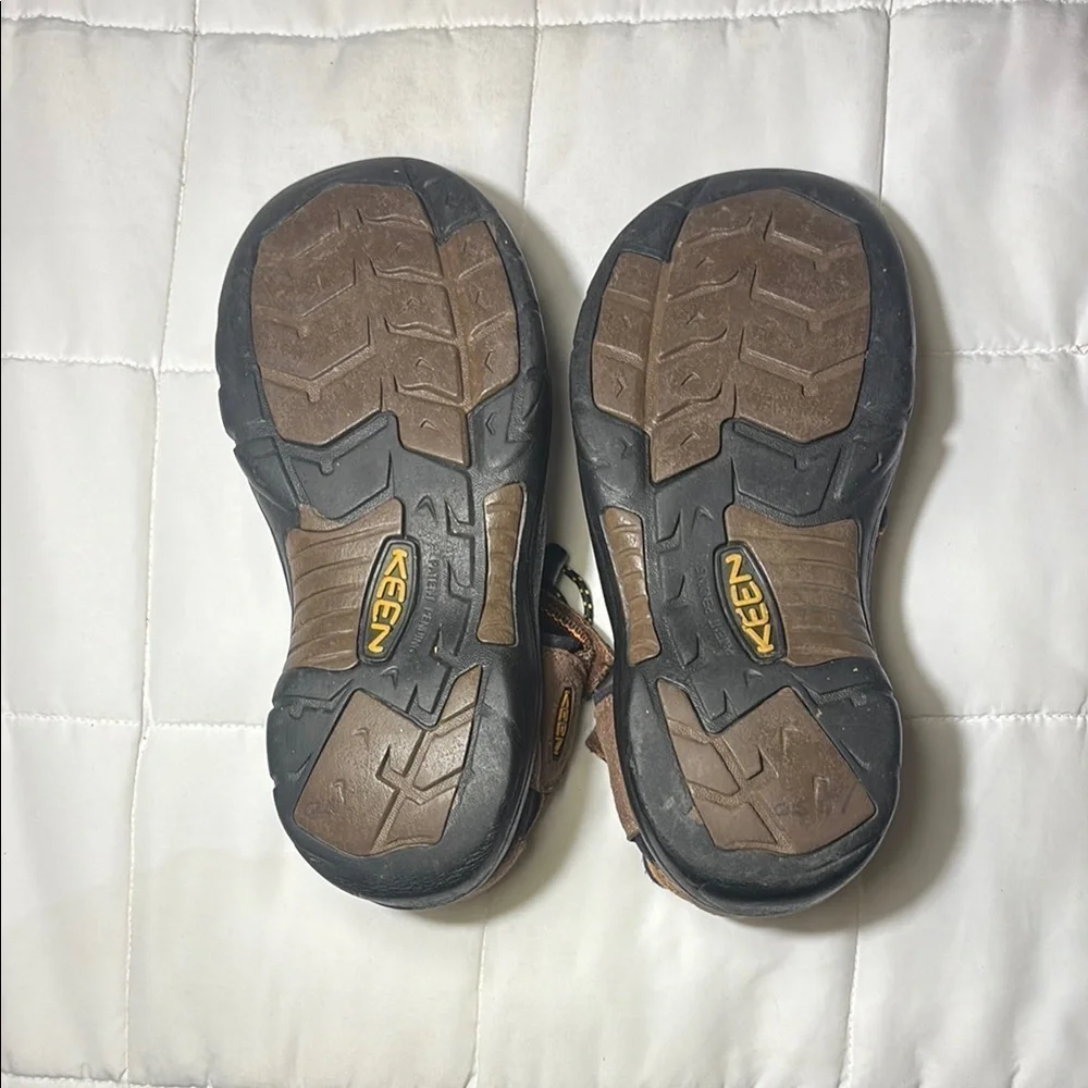 Keen Closed Toe Waterproof Brown Gorpcore Outdoor Adventure Sandals